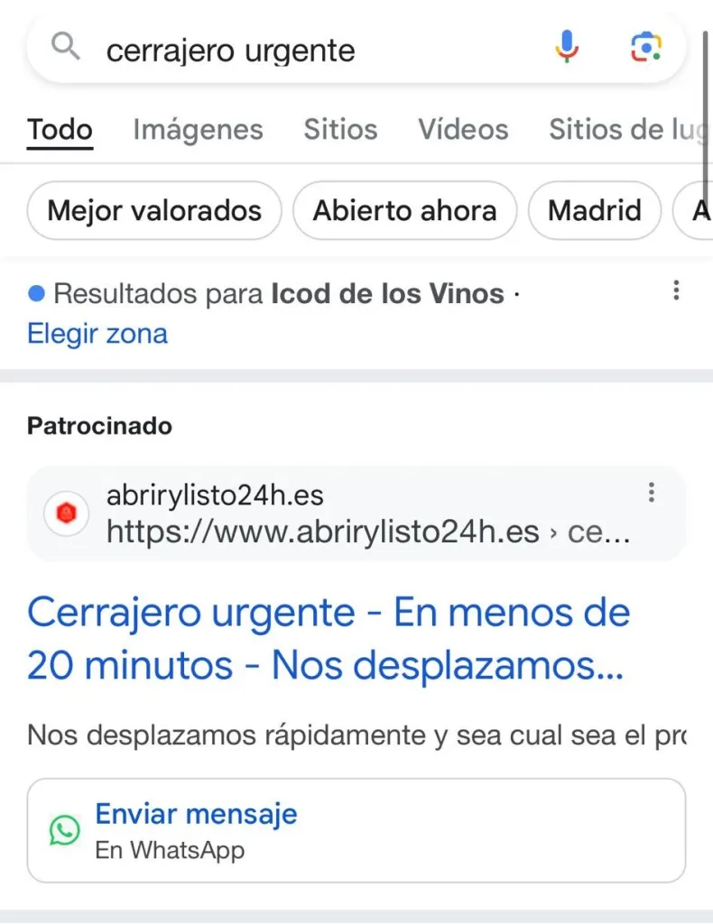 Google Ads ha lanzado una herramienta innovadora que transformará la forma en que las empresas interactúan con sus clientes. Se trata de la extensión de WhatsApp, una nueva función que te permite agregar un enlace directo a WhatsApp en tus anuncios publicitarios. Con un solo clic, los usuarios pueden iniciar una conversación con tu negocio a través de WhatsApp, lo que mejora la comunicación y acelera el proceso de ventas. ¿Qué es la extensión de WhatsApp en Google Ads? La extensión de WhatsApp es una función que te permite añadir un botón de contacto directo a WhatsApp en tus anuncios de Google. Cuando un usuario hace clic en el anuncio, automáticamente se redirige a un chat en WhatsApp Business donde puede interactuar directamente con tu empresa. Esta herramienta está pensada para hacer las interacciones más ágiles, personalizadas y eficaces, ya que permite conversar de manera instantánea y en tiempo real. ¿Por qué es útil para tu negocio? Comunicación directa e instantánea: Ahora tus clientes pueden contactarte rápidamente a través de WhatsApp, sin complicaciones, lo que hace que la experiencia del usuario sea mucho más eficiente y fluida. Interacción más personal: WhatsApp es un canal más cercano y accesible, lo que genera una relación más directa y confiable con tus clientes. Mayor probabilidad de conversión: La posibilidad de resolver dudas al instante aumenta las chances de que los usuarios se conviertan en clientes, ya que tienen acceso a respuestas rápidas. ¿Cómo funciona la extensión de WhatsApp? Integración con WhatsApp Business: Para usar esta extensión, debes tener una cuenta activa de WhatsApp Business. Al vincular tu cuenta con Google Ads, los usuarios podrán contactarte directamente desde el anuncio. Mensaje de bienvenida: Puedes configurar un mensaje automático que se enviará a los usuarios cuando inicien una conversación. Este mensaje puede ser una simple bienvenida o información adicional sobre tu empresa. Consejos para sacar el máximo provecho Segmenta tu público adecuadamente: Asegúrate de que los anuncios lleguen a la audiencia correcta para obtener interacciones de calidad a través de WhatsApp. Responde rápidamente: La inmediatez es clave en este tipo de comunicación. No dejes que los usuarios esperen mucho tiempo para recibir una respuesta. Configura respuestas automáticas: Si hay preguntas frecuentes, puedes automatizar las respuestas para ahorrar tiempo y ser más eficiente. Beneficios de usar la extensión de WhatsApp Conexión rápida con los clientes: WhatsApp es una de las aplicaciones de mensajería más populares, lo que facilita que tus clientes te contacten de manera directa y sencilla. Aumento en las conversiones: Al ofrecer una vía directa para resolver dudas y brindar atención personalizada, puedes aumentar la tasa de conversión de tus campañas publicitarias. Medición de resultados: Google Ads te permite monitorear cuántos usuarios interactúan con el botón de WhatsApp, lo que facilita evaluar el rendimiento de la campaña. ¿Cómo empezar a usarla? Crea una cuenta en WhatsApp Business: Para usar la extensión, necesitas tener una cuenta activa de WhatsApp Business API. Configura tu campaña en Google Ads: Agrega la extensión de WhatsApp a tus campañas para empezar a recibir mensajes directos. Prueba y ajusta: Antes de lanzar la campaña, haz algunas pruebas para asegurarte de que todo funciona correctamente. ¿Por qué deberías implementar esta extensión ahora? Si estás buscando mejorar la interacción con tus clientes y optimizar tus campañas publicitarias, la extensión de WhatsApp en Google Ads es una herramienta imprescindible. Ofrece la oportunidad de mejorar la experiencia del usuario y aumentar las conversiones de forma sencilla y efectiva.