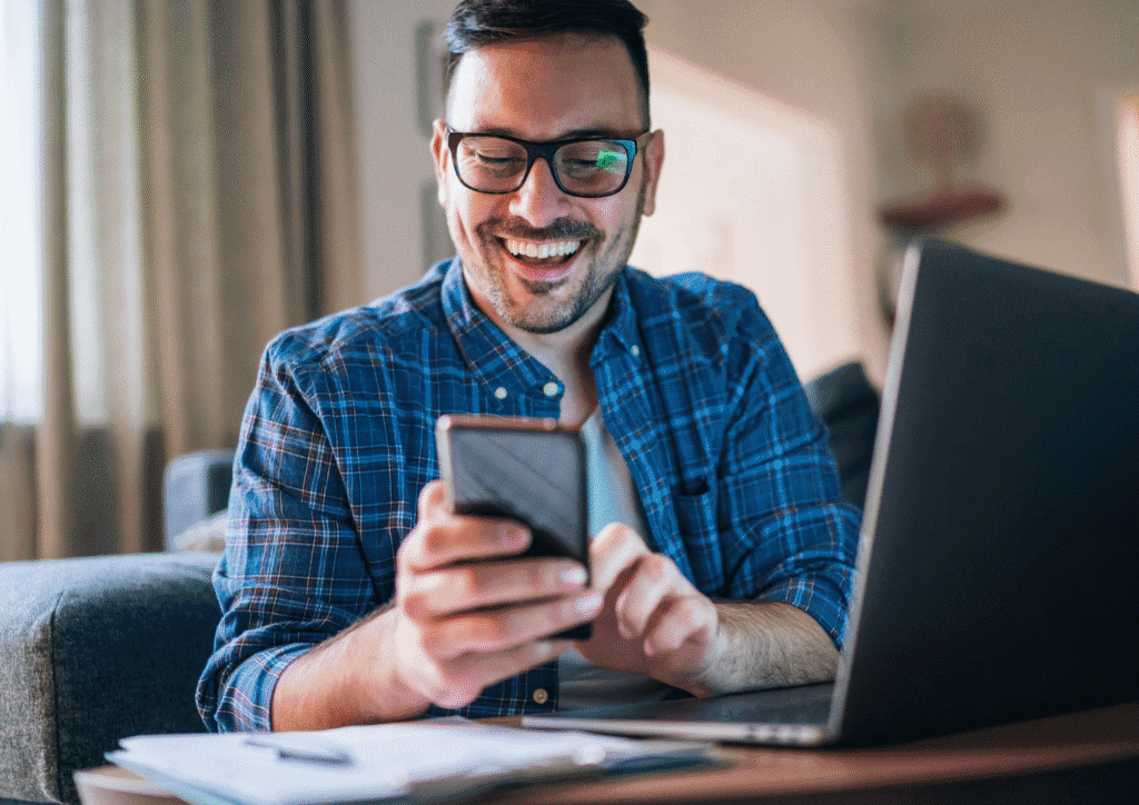 Hombre viendo su celular ganando dinero chateando