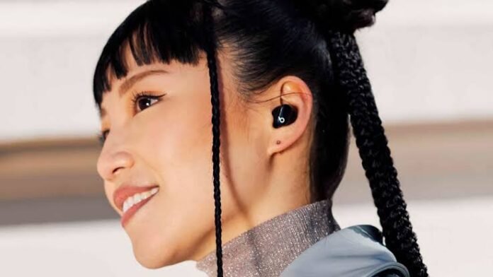 Los mejores auriculares Bluetooth en 2026 usados por una chica